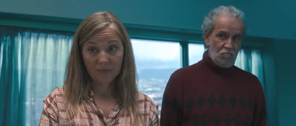 Two characters in "La última noche en Tremor" stand side by side with a serious expression.