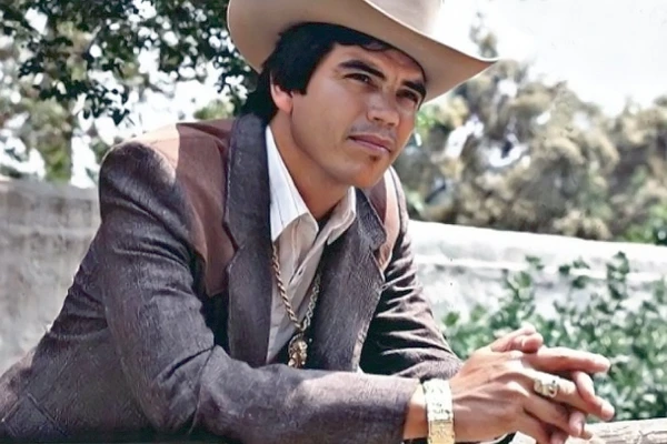 Chalino Sánchez in a pensive outdoor pose for "El Rey del Corrido".
