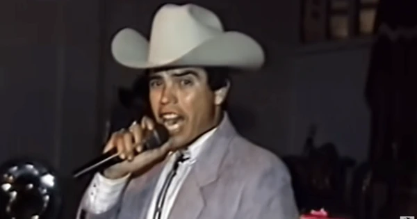 Chalino Sánchez performs passionately in "El Rey del Corrido".