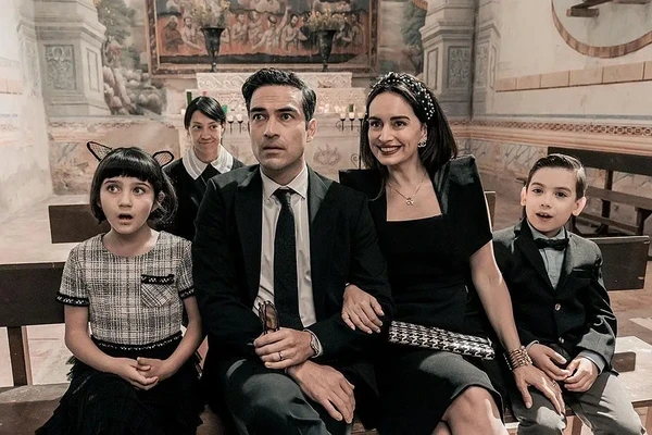 A family in formal attire seated in a church in the movie ¡Que viva México!