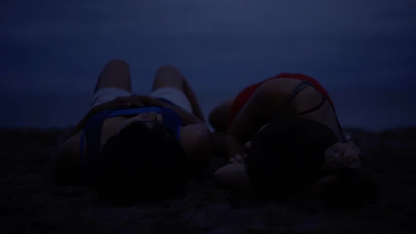  Two women lie on a beach at night in Los Últimos Recuerdos de Abril.